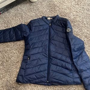 Never worn Roxy puffer jacket. Size women small.